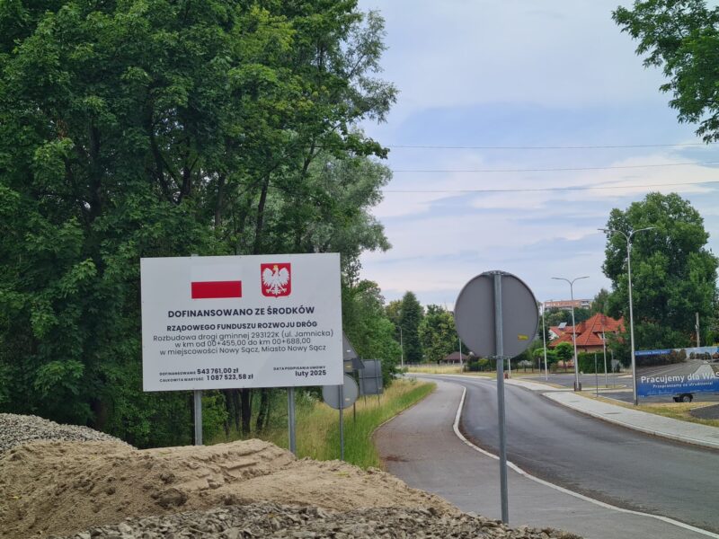 Tablica informująca o otrzymanym dofinansowaniu ze środków Rządowego Funduszu Rozwoju Dróg