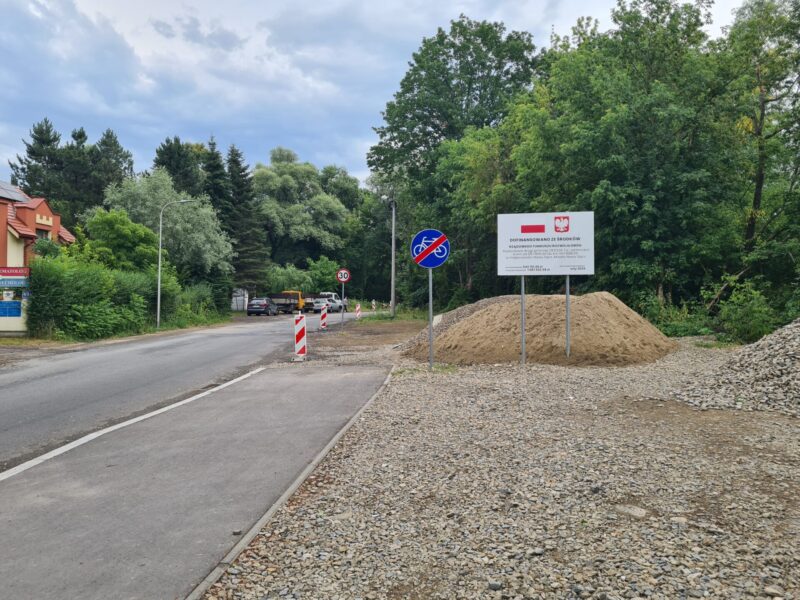 Tablica informująca o otrzymanym dofinansowania ze środków Rządowego Funduszu Rozwoju Dróg